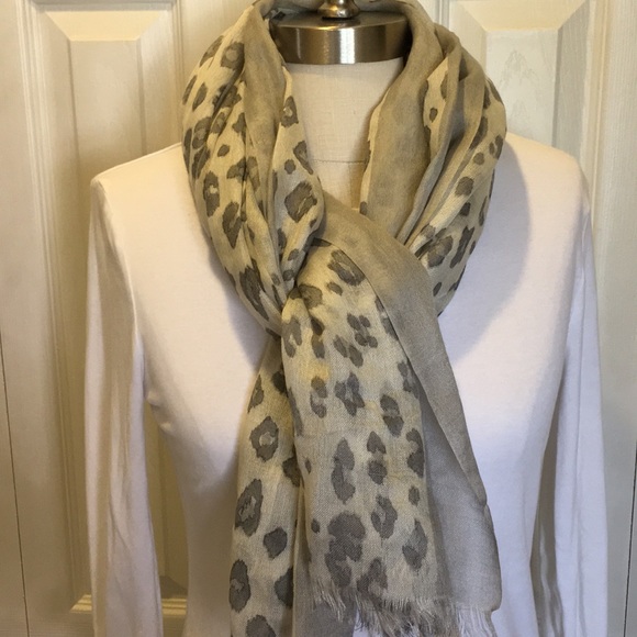 Banana Republic Pretty animal print scarf - Picture 1 of 4